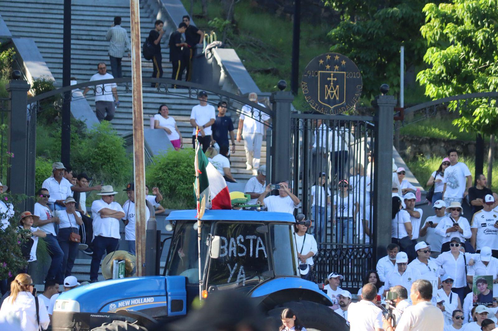 $!Ciudadanos marchan en Culiacán para exigir paz a un año de enfrentamientos criminales