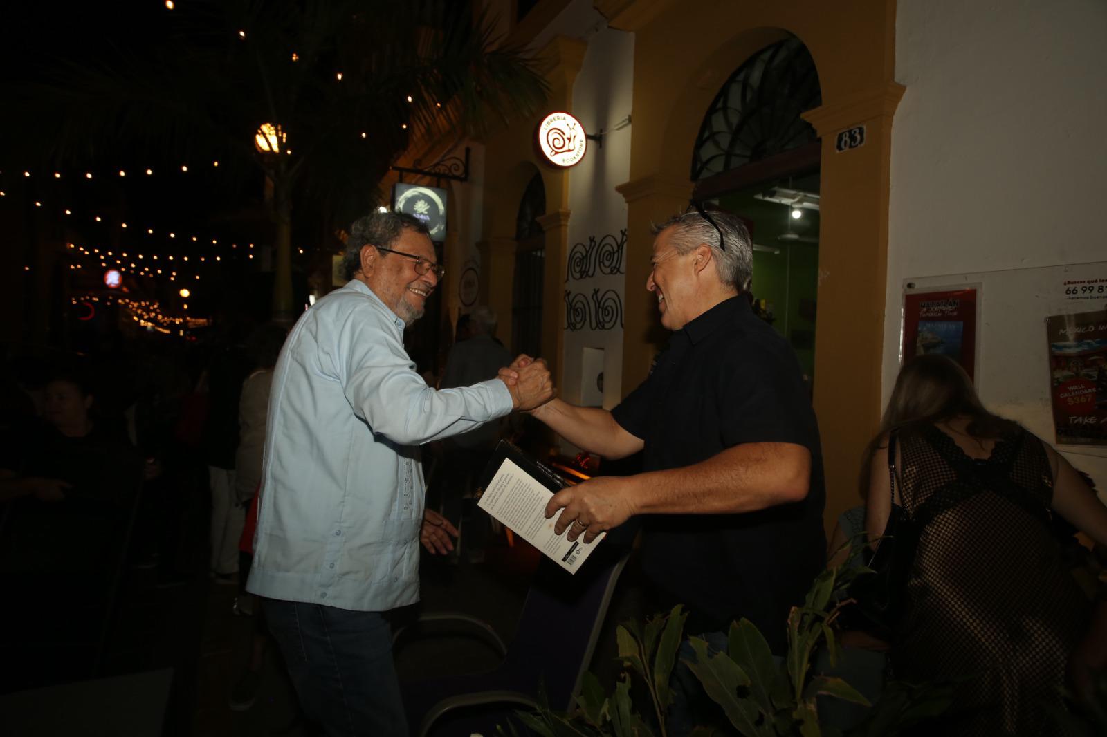 $!Élmer Mendoza y Héctor Peniche se saludan.