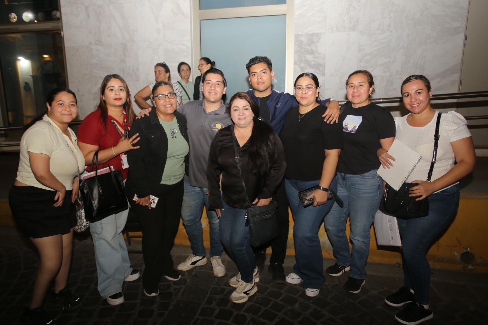 $!La escritora Karina Castillo entre sus alumnos de la licenciatura en educación medía con especialidad en el área de Español de las UAS.