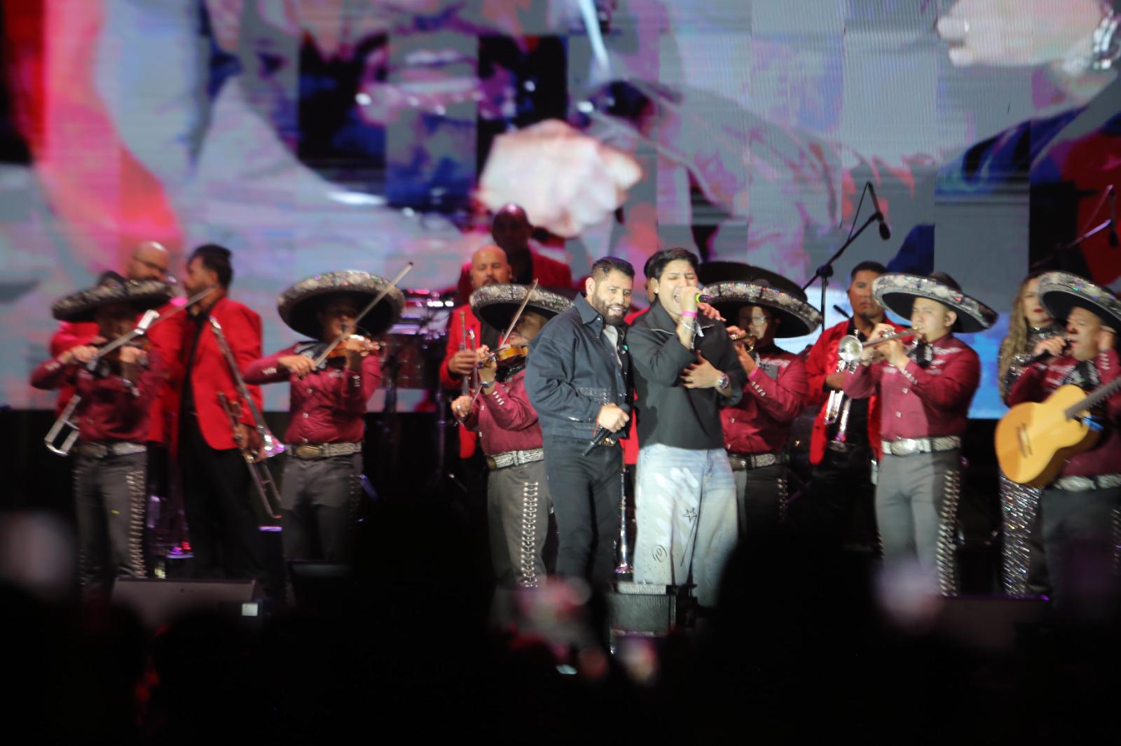 $!Su hijo, Julio Barraza, se “coló” al escenario para interpretar un tema del grupo Piso 21.