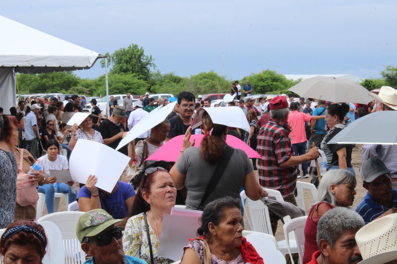 $!Entregan cartulinas en apoyo a Rocha Moya en evento de AMLO y Sheinbaum en Sinaloa