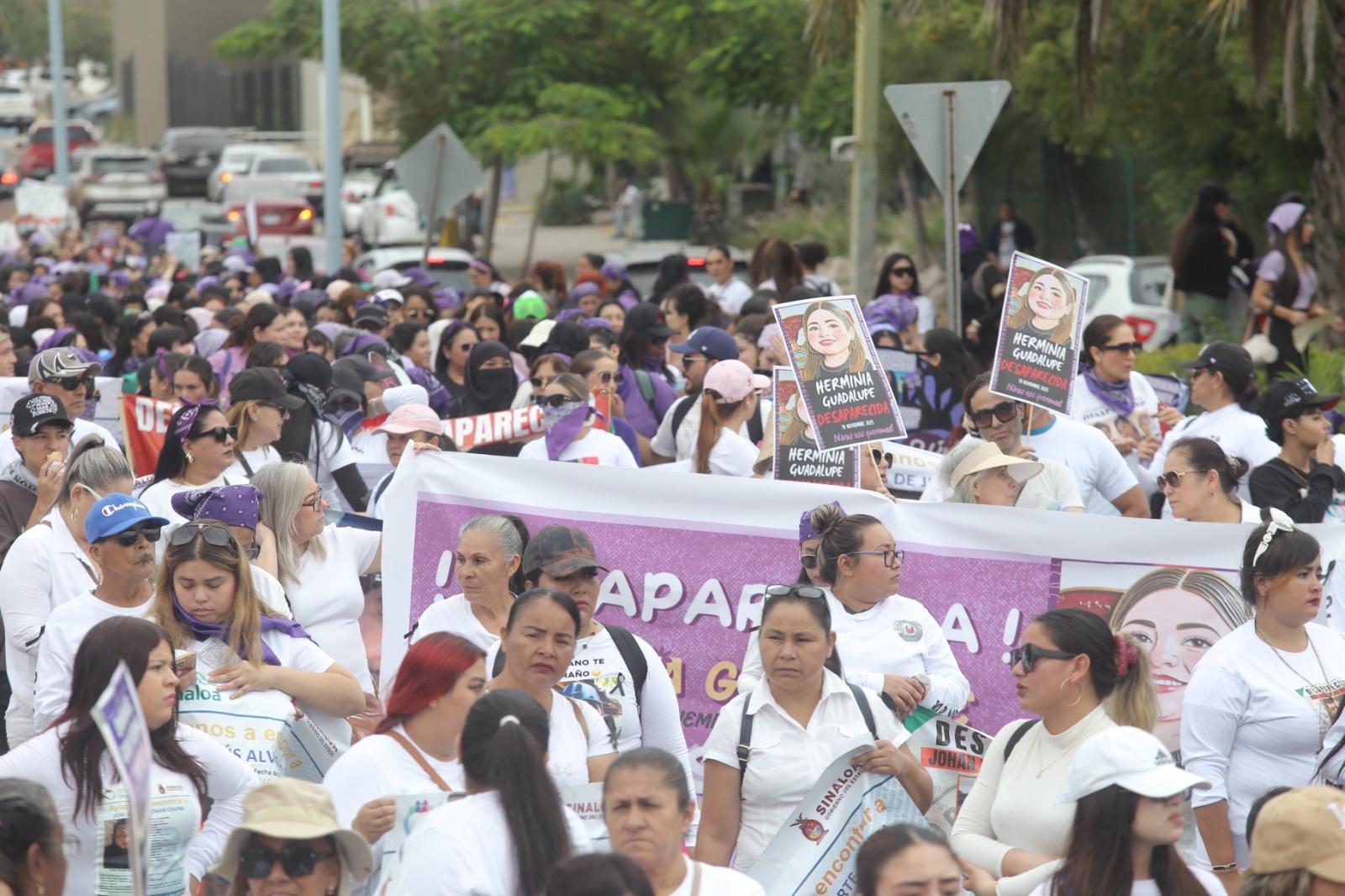 $!Marchan en Mazatlán por el 8M y terminan pintando edificios