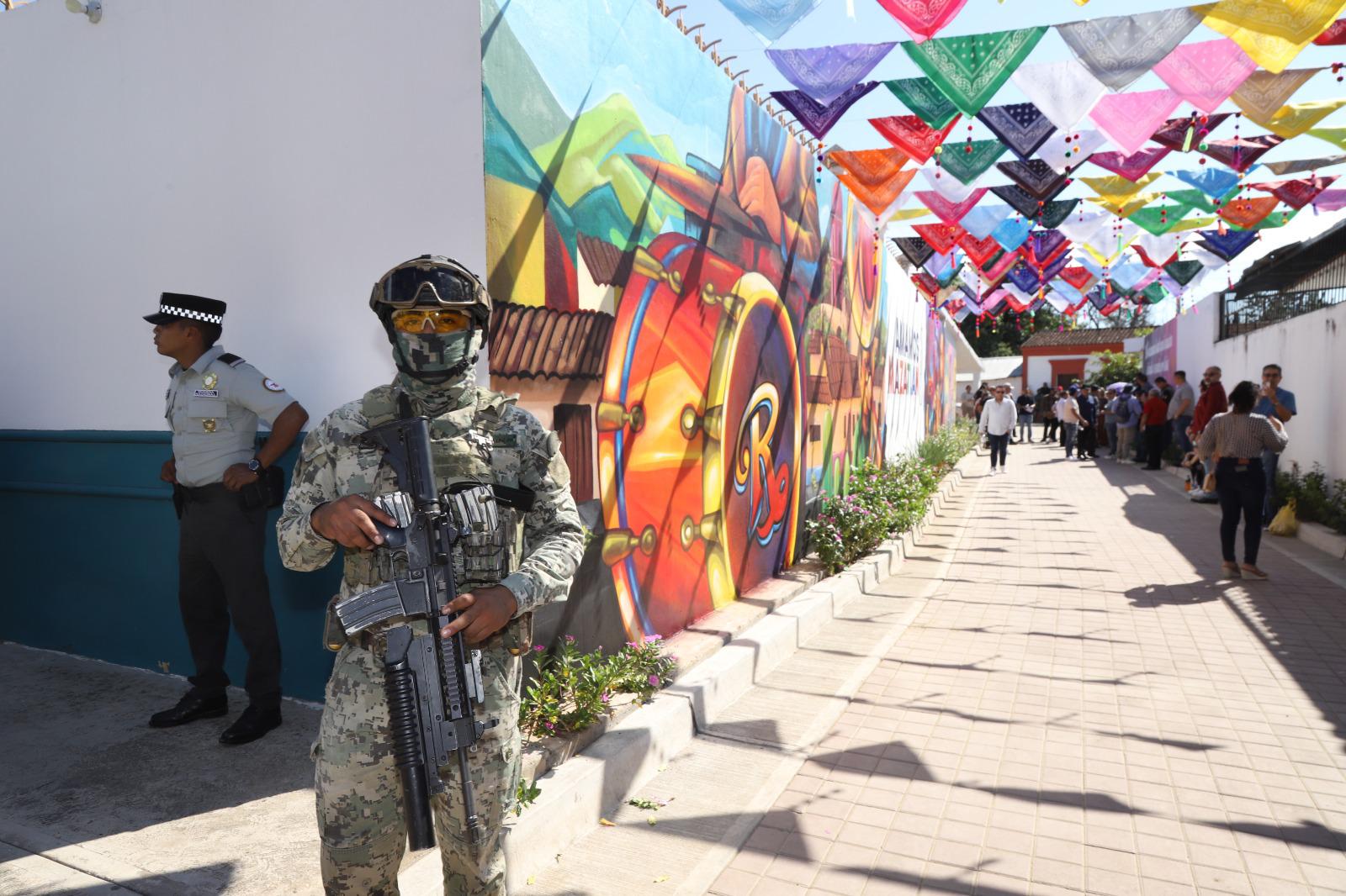 $!Realizan Tianguis e inauguración de mural en el callejón Cruz Lizárraga en El Recodo bajo fuerte dispositivo de seguridad