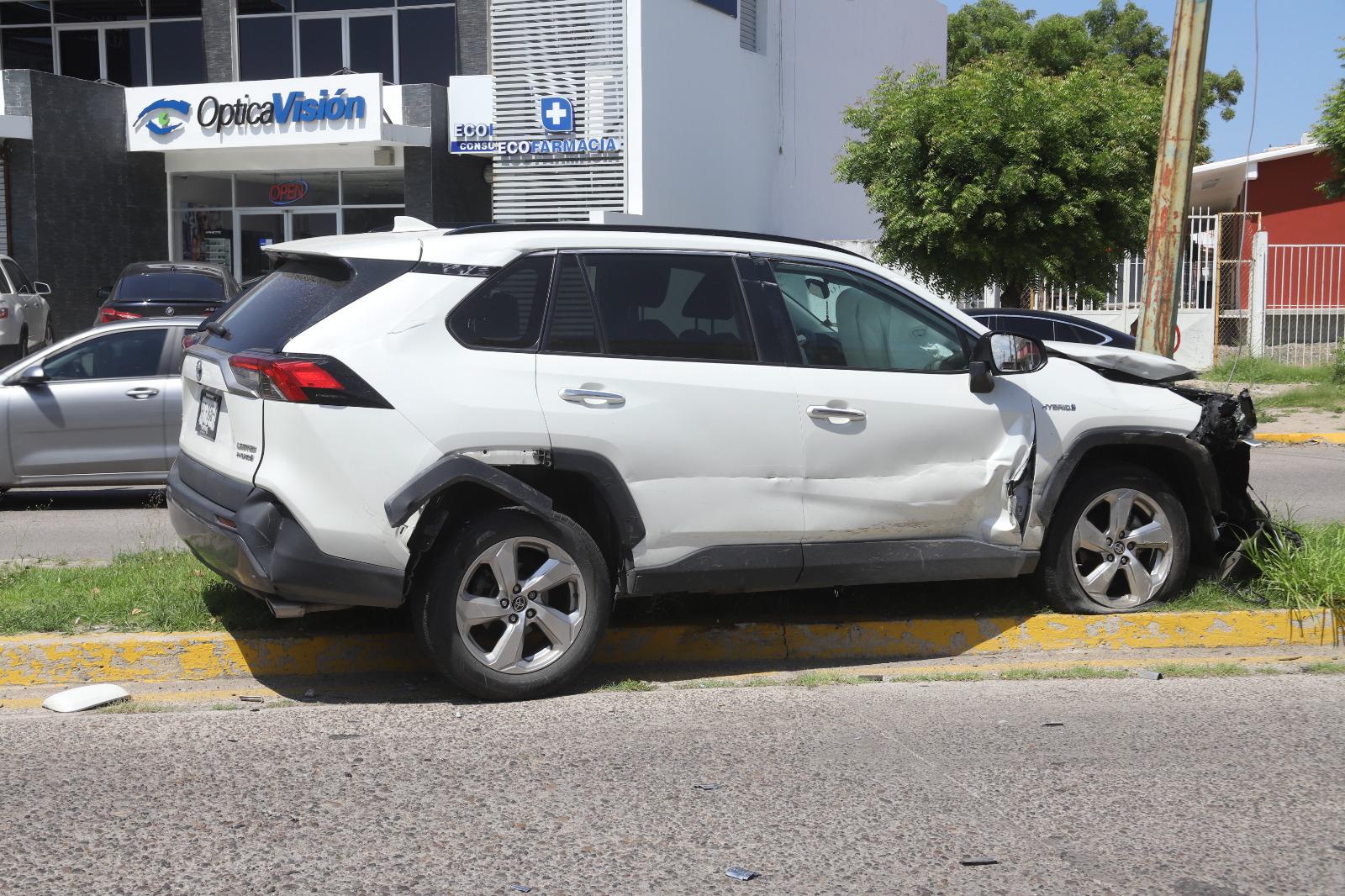 $!Camión de volteo arrolla dos vehículos en Mazatlán