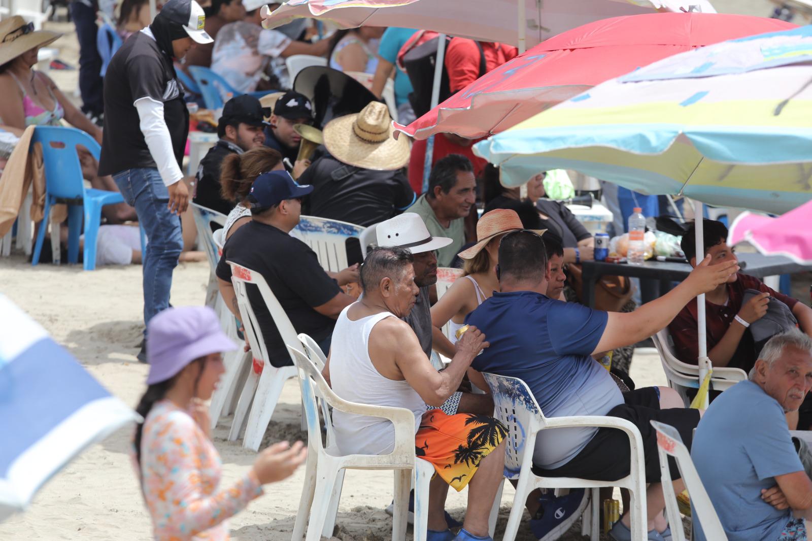 $!Playas de Mazatlán lucen con afluencia moderada este sábado de vacaciones de verano