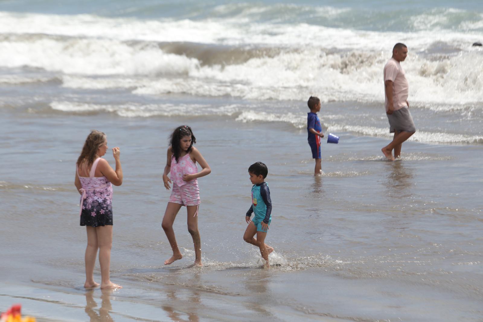 $!Playas de Mazatlán lucen con afluencia moderada este sábado de vacaciones de verano