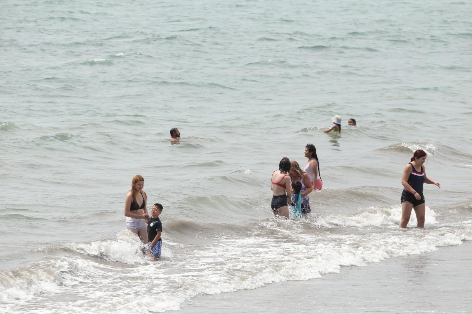 $!Playas de Mazatlán lucen con afluencia moderada este sábado de vacaciones de verano