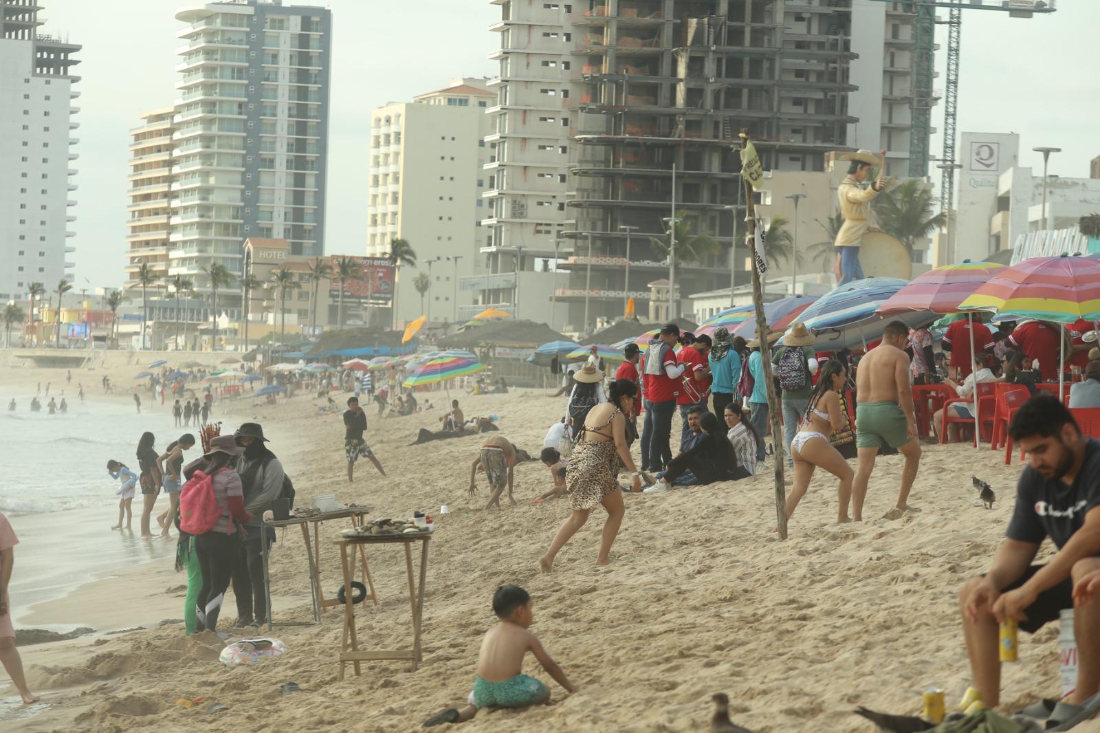 $!Playas de Mazatlán registran afluencia moderada en arranque de Semana Santa