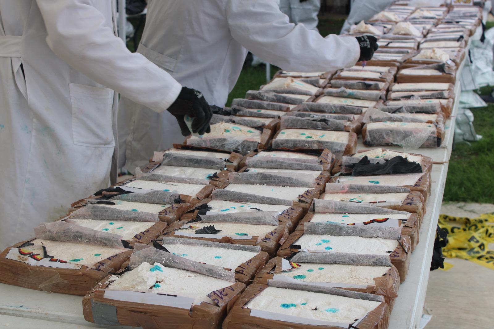 $!Incineran 1.5 toneladas de clorhidrato aseguradas en costas de Guerrero