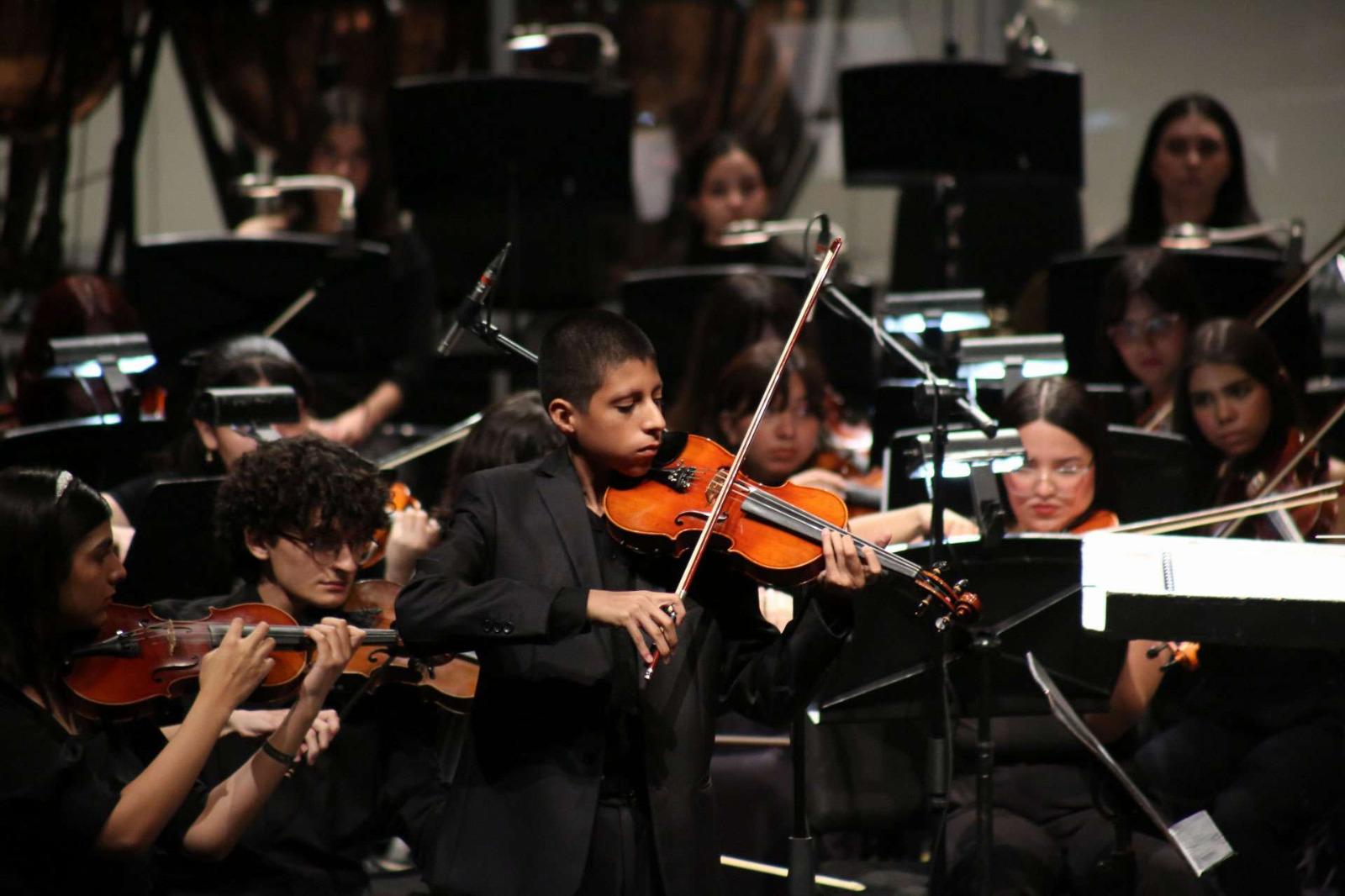 $!El violinista solista Ieshua Emmanuel Montoya Ramírez dedicó su interpretación a su hermana, que ese día celebró su cumpleaños.