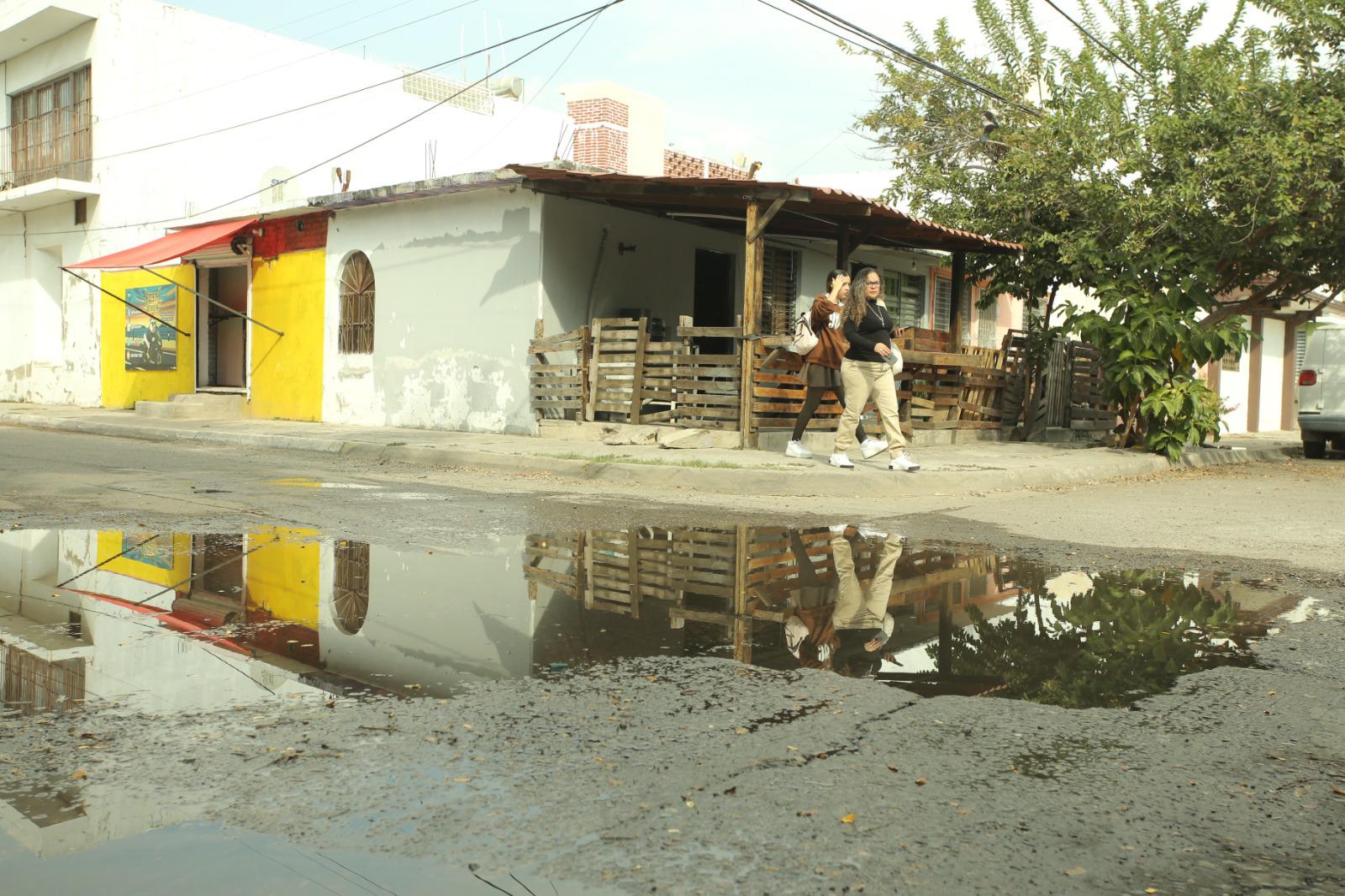 $!Fuga de aguas negras y socavón preocupan a vecinos del Infonavit Playas