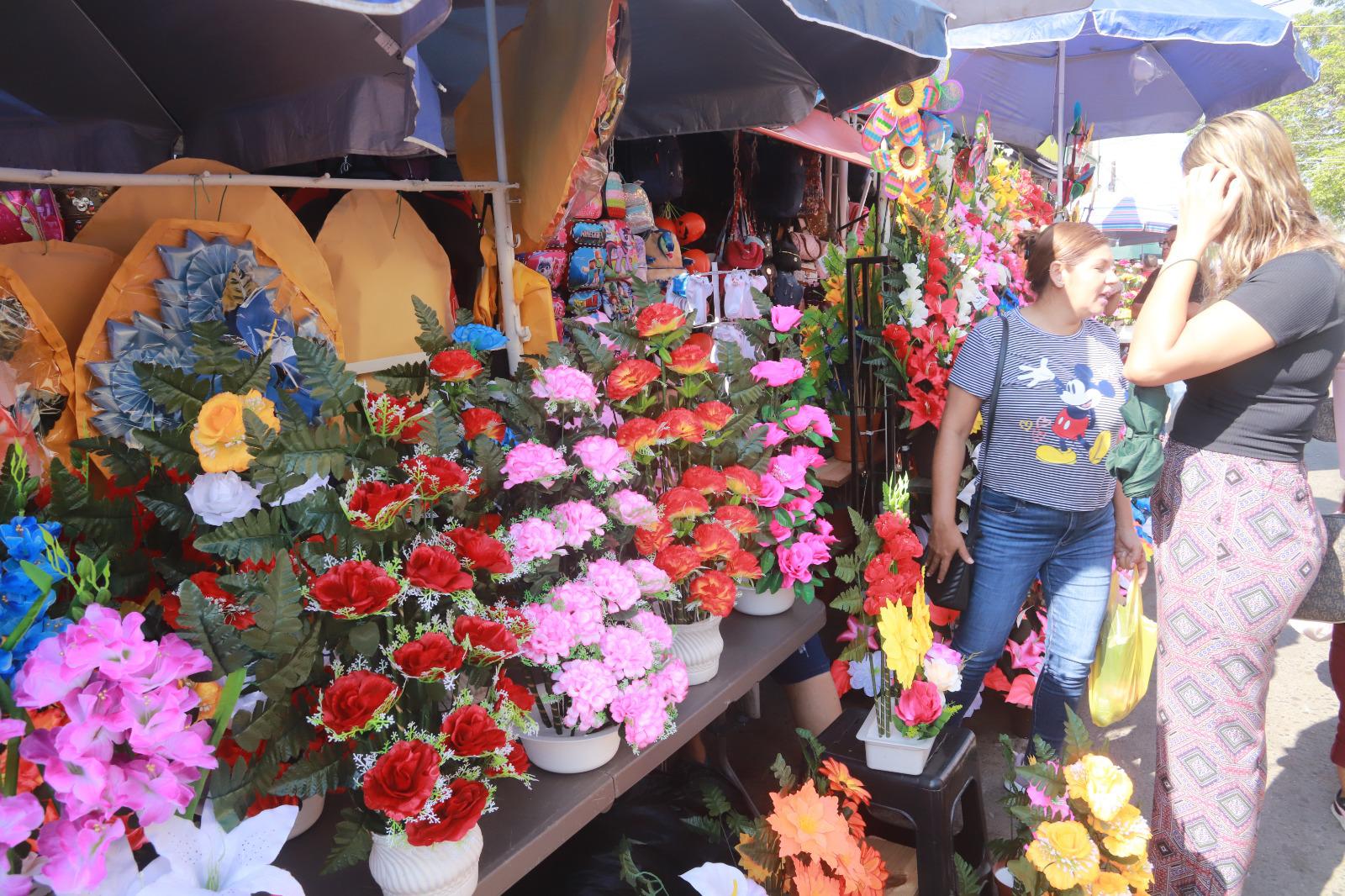 $!Se llena tianguis de la Juárez de máscaras por Halloween y flores por Día de Muertos