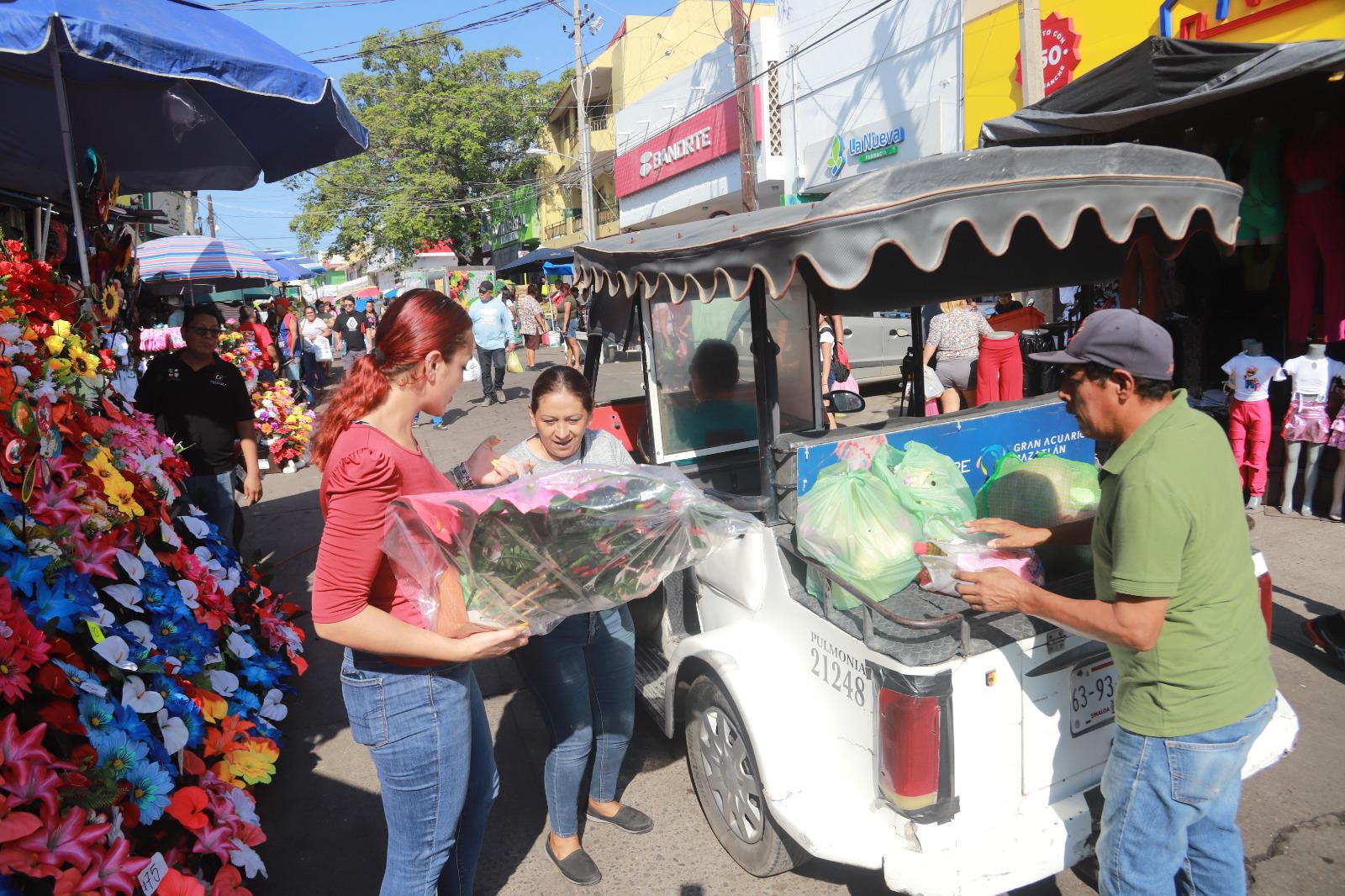 $!Se llena tianguis de la Juárez de máscaras por Halloween y flores por Día de Muertos