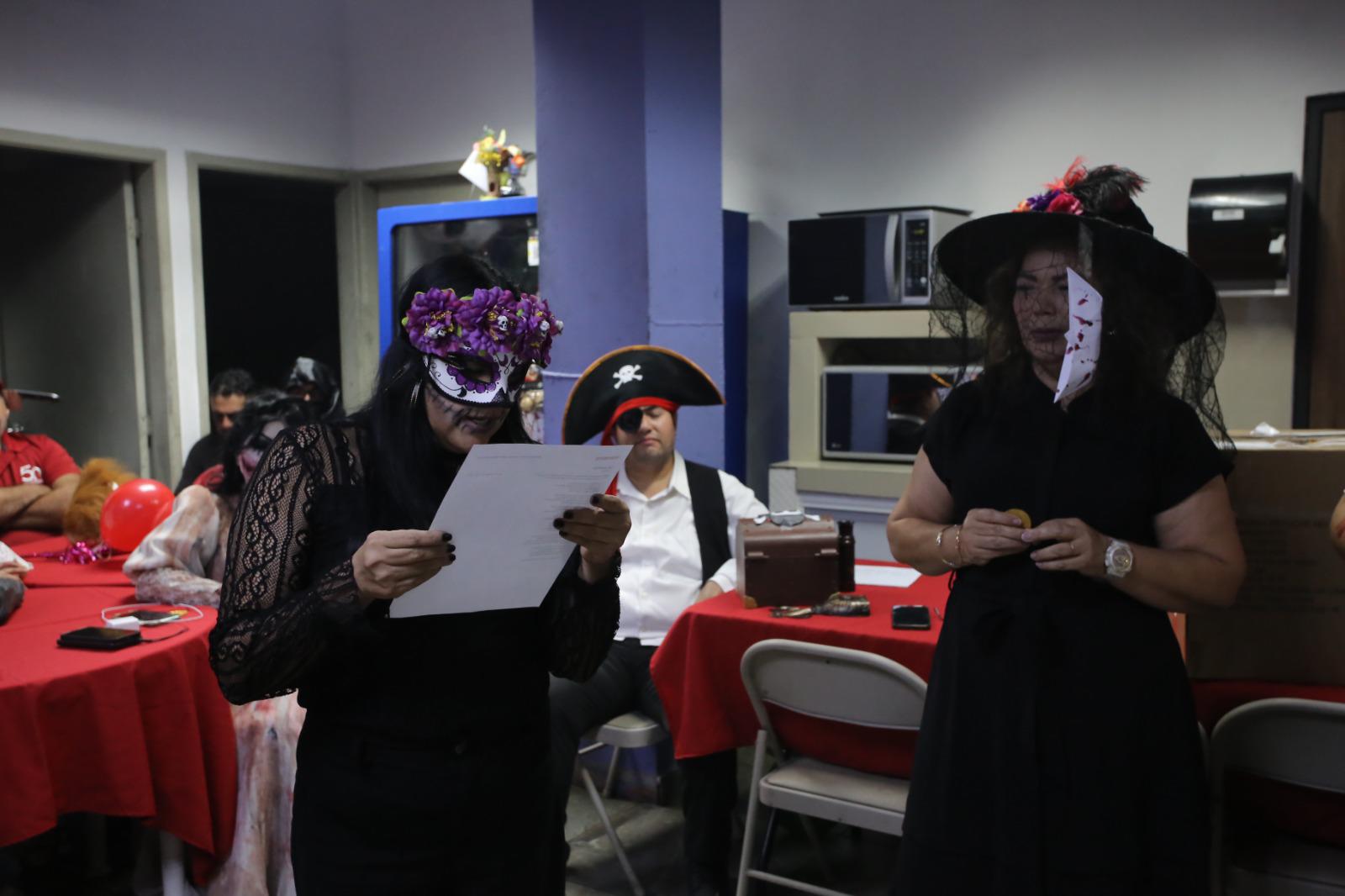 $!Conchita Hernández leyó su calaverita.