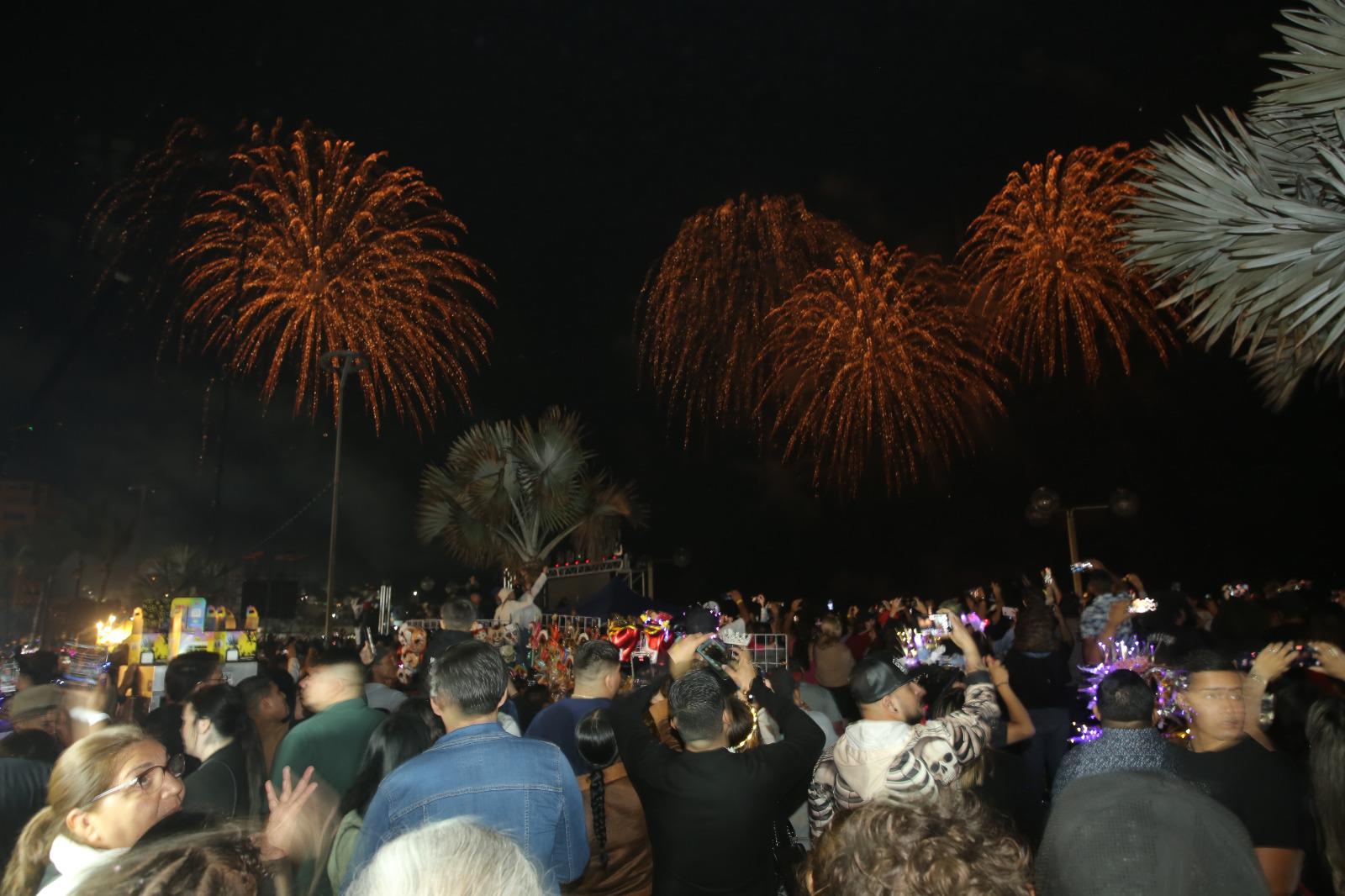 $!Combate Naval reunió cerca de 95 mil personas en Olas Altas en Mazatlán