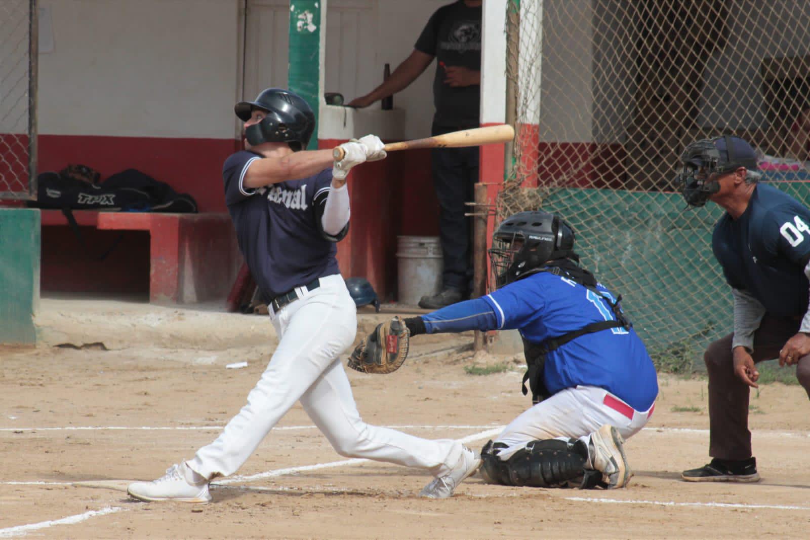 $!El Curricán pega primero en la final de playoffs de la Liga Meseros al Bat