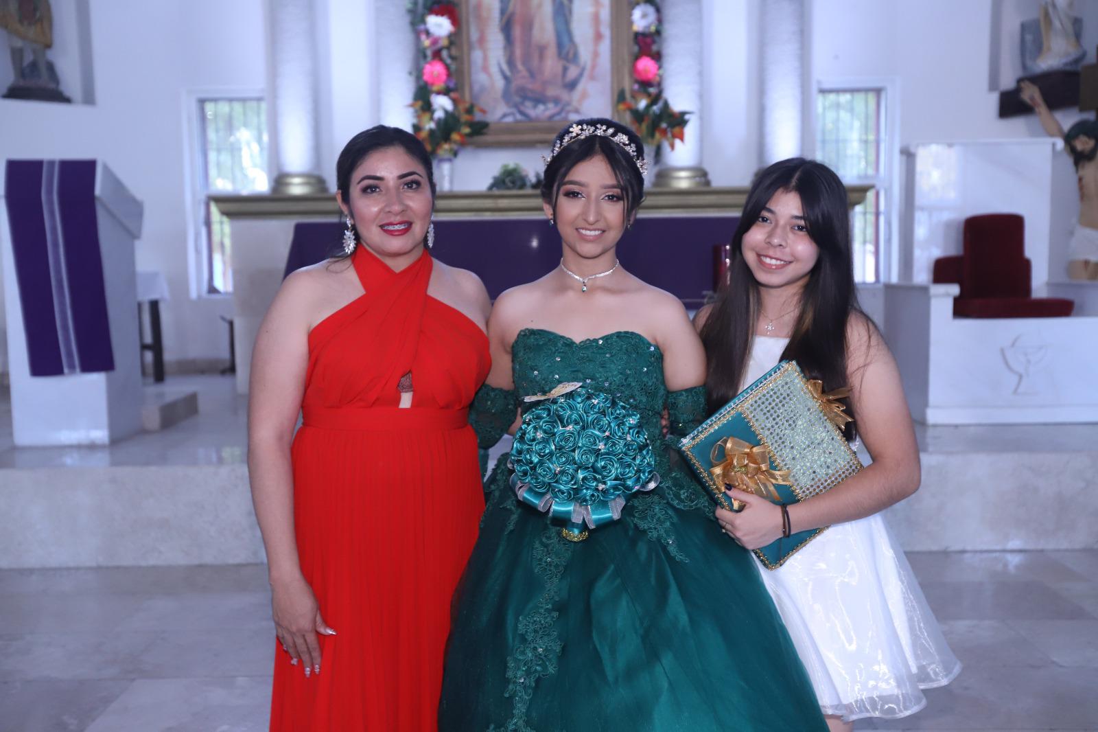$!Jakeline Chiquete y Argelia Moreno, junto a la quinceañera Ivanna.