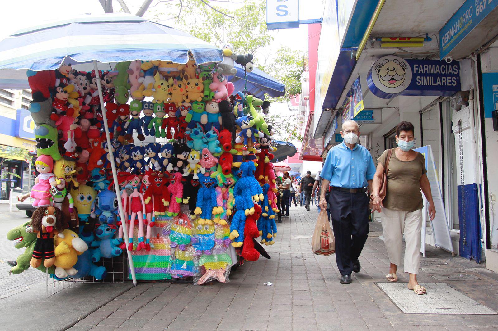 $!En Culiacán, cientos de comercios ambulantes y establecidos invaden las banquetas del Centro