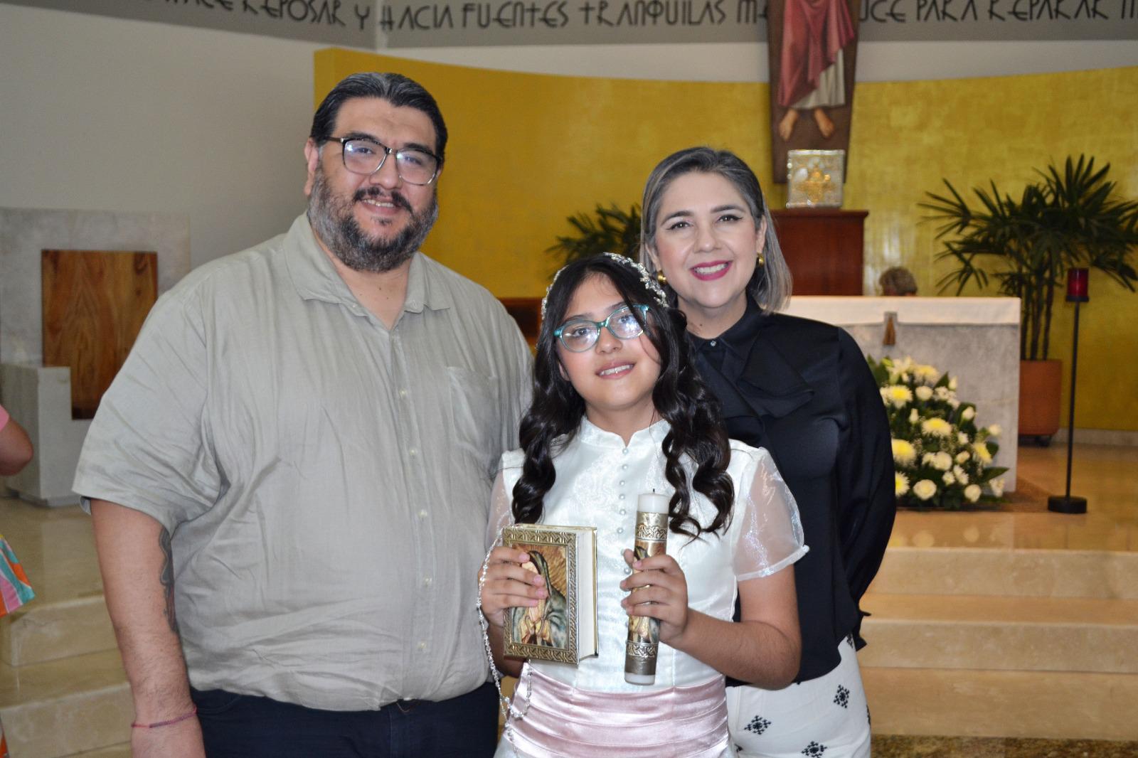 $!Regina Isabella con sus padrinos Sergio Sánchez González y Miriam Camacho Castro.