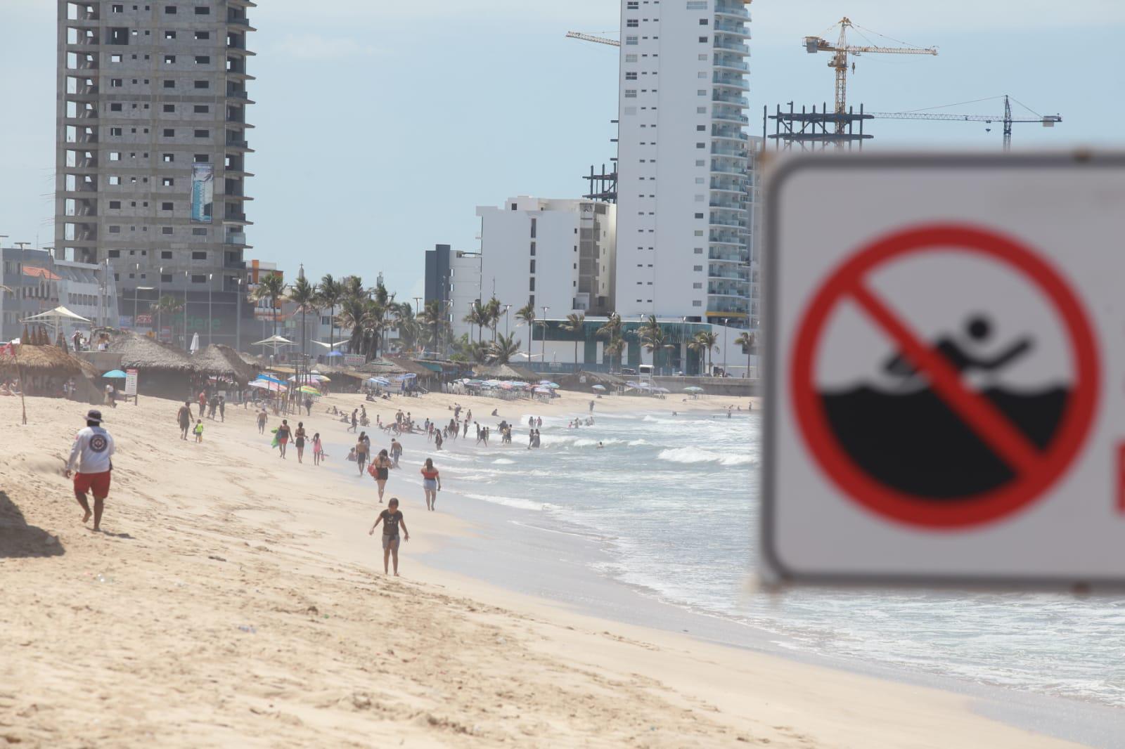 $!Después de la tormenta, bañistas regresan a las playas de Mazatlán