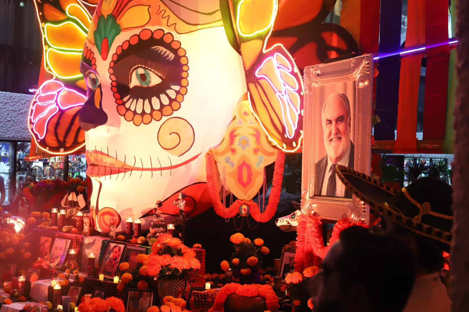 $!Grupo El Cid honra la memoria de Julio Berdegué Aznar con altar de muertos