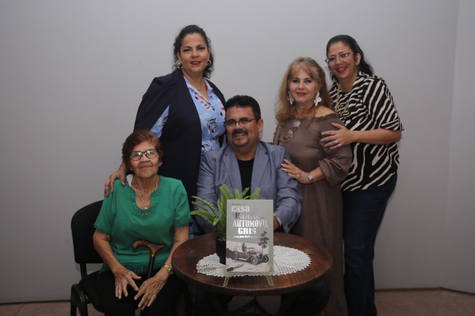 $!Juan José entre su mamá Josefina Ramos de Rodríguez y sus hermanas, Claudia Rosa, Bertha Edith y Karina Elizabeth Rodríguez Ramos.