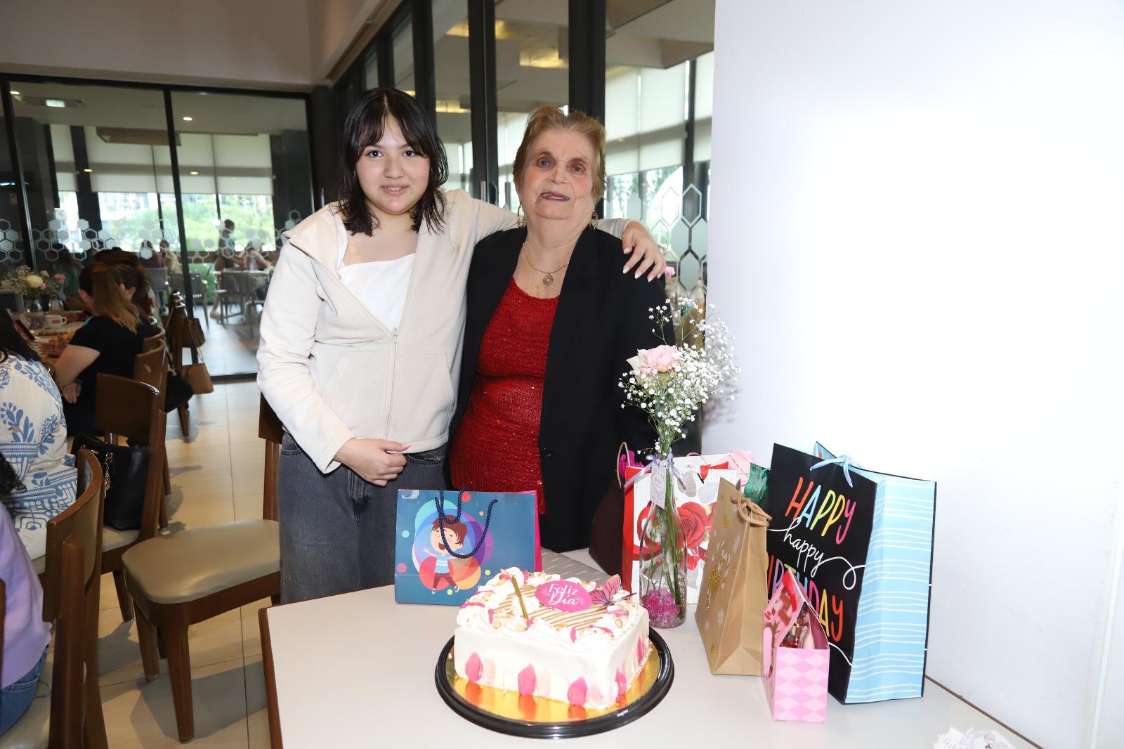 $!Verónica María Moreno Garzón con la cumpleañera.