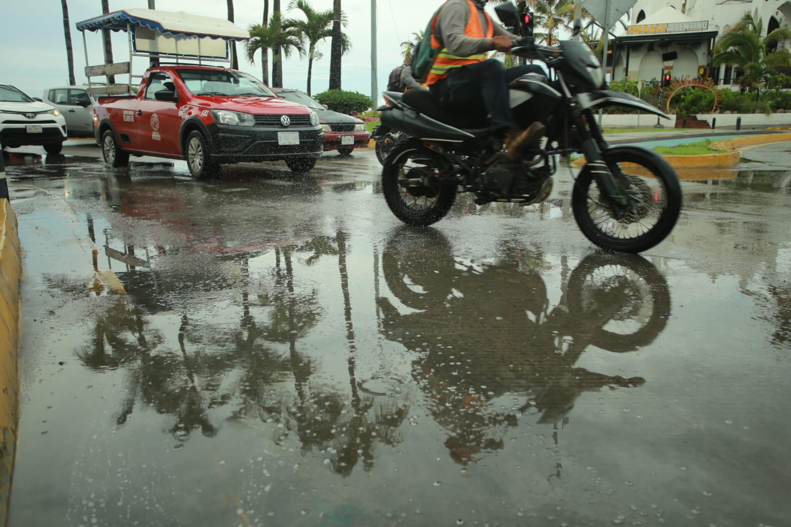 $!Registra Mazatlán una mañana lluviosa este martes