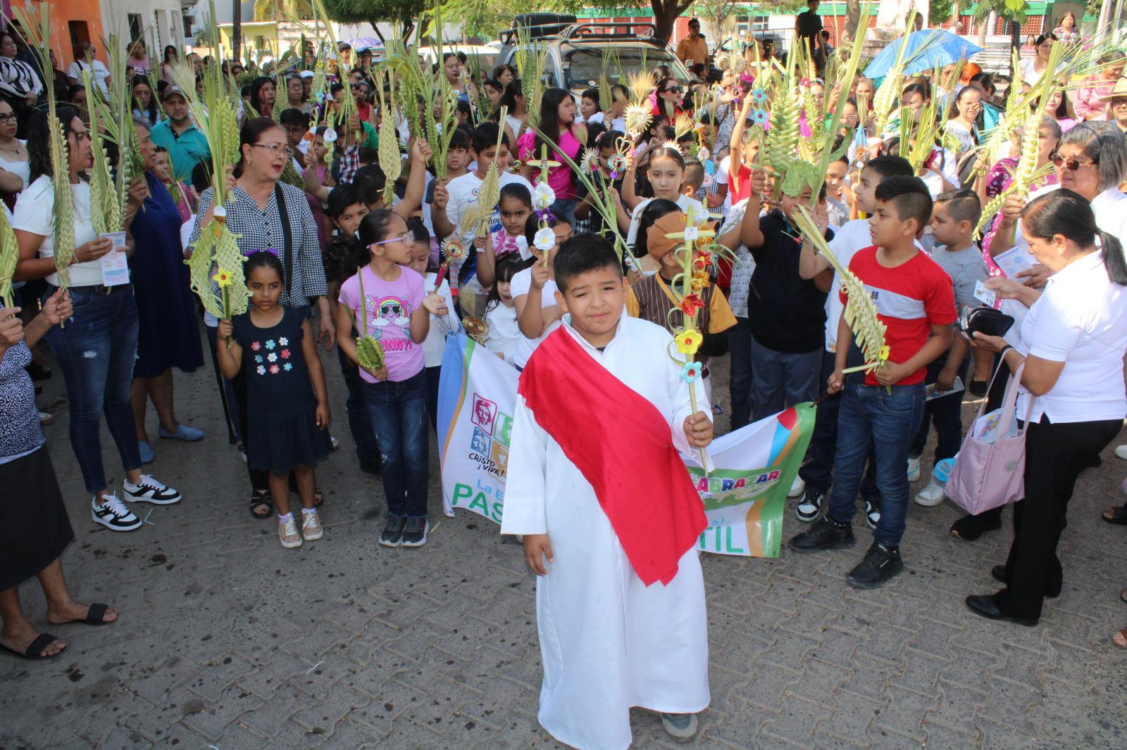 $!Niños y adultos celebran el inicio de la Semana Santa con el Domingo de Ramos en Rosario