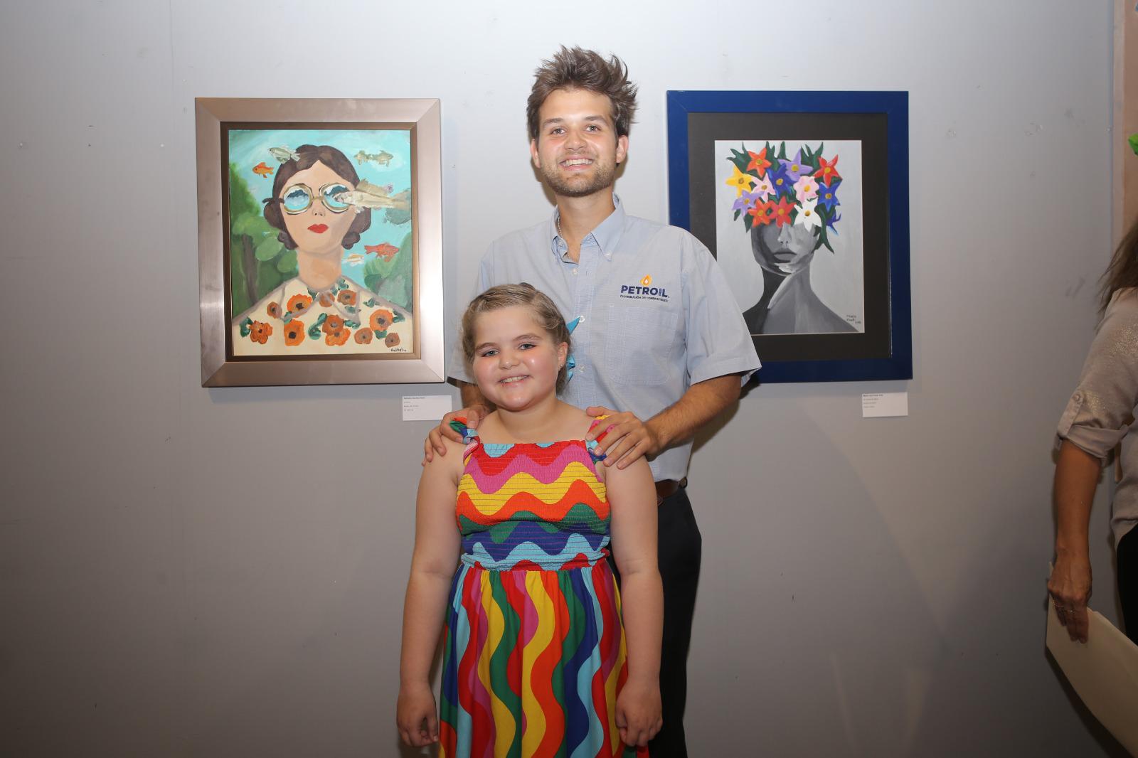 $!La pequeña Nathalia junto a su hermano, Amado Guzmán Hays.