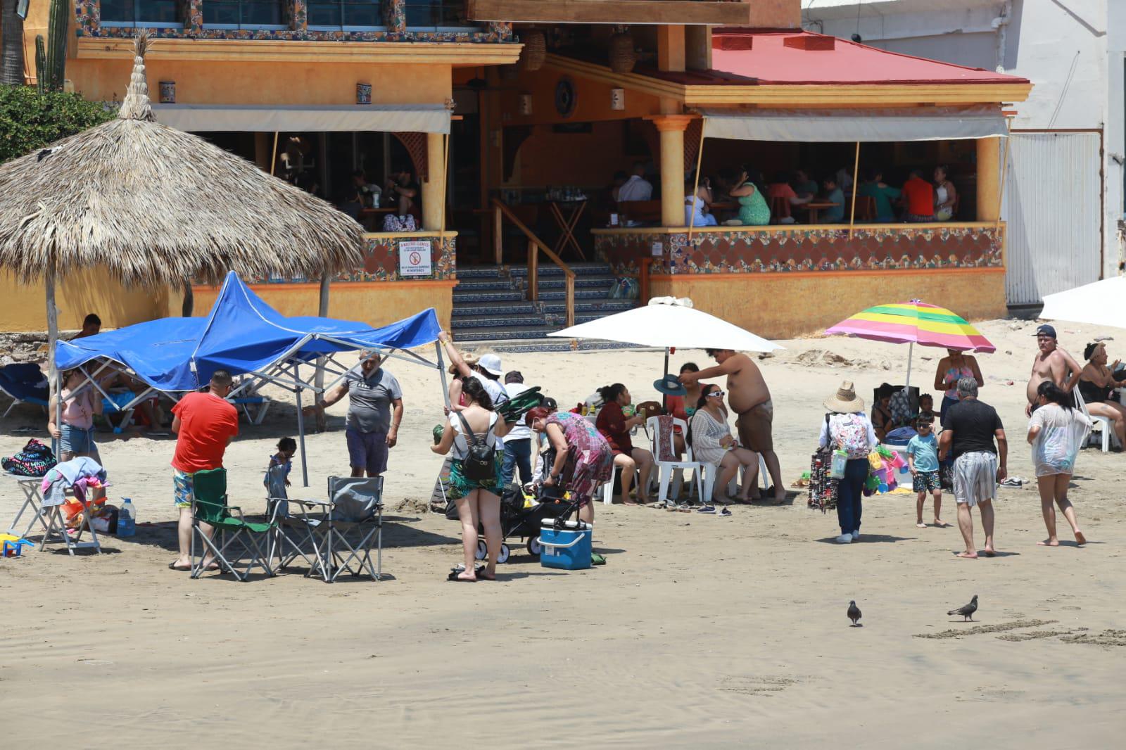 $!Después de la tormenta, bañistas regresan a las playas de Mazatlán