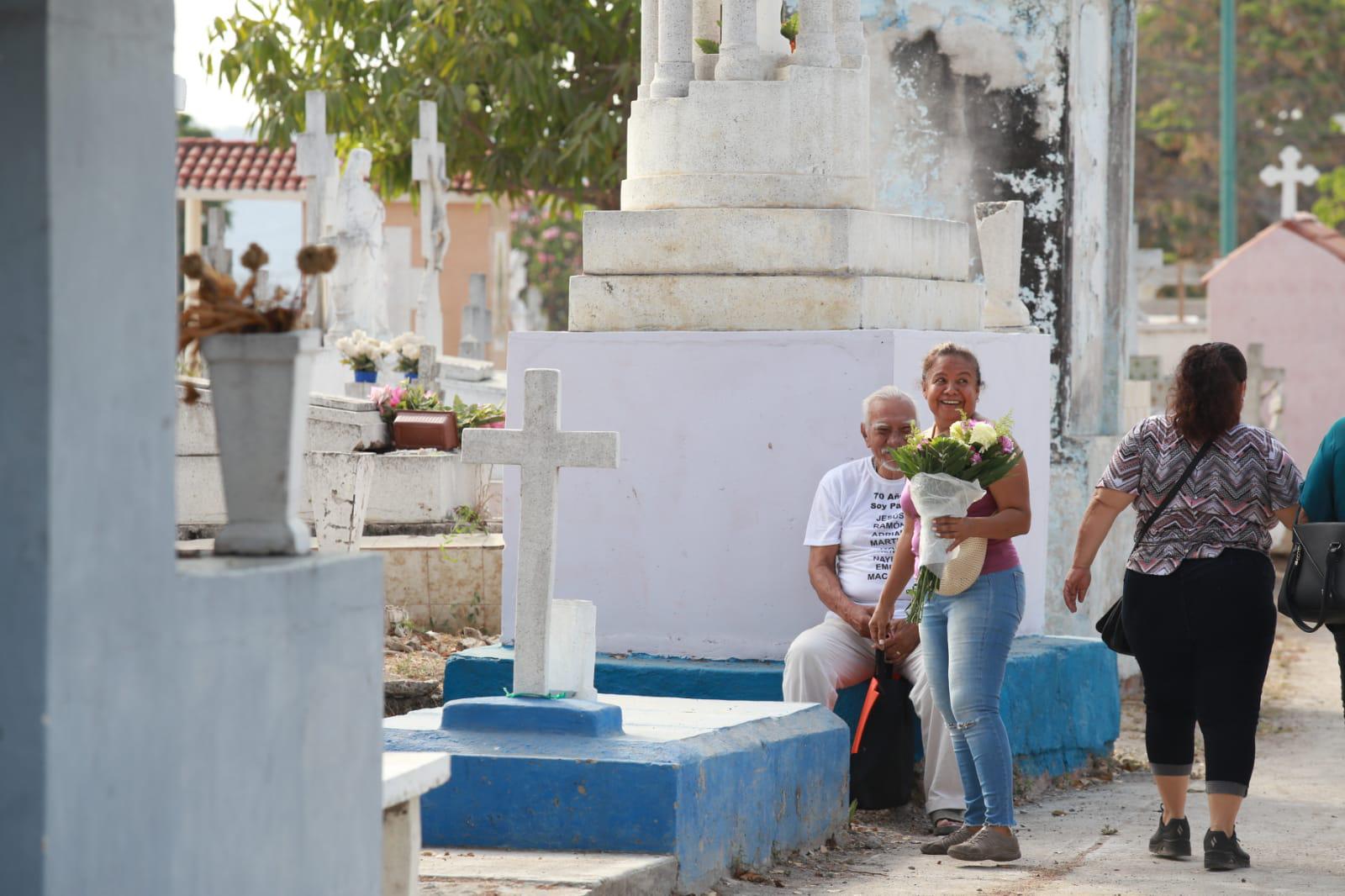 $!Recuerdan a los padres en su día en los panteones de Mazatlán