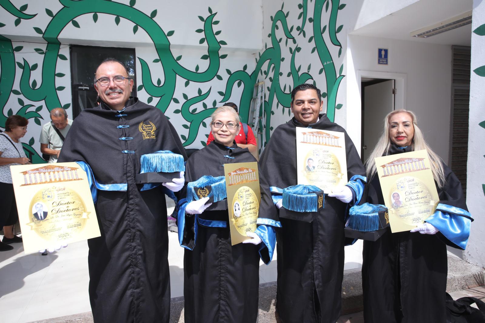 $!Reciben sinaloenses la investidura Doctor Honoris Causa y Doctor de Doctores