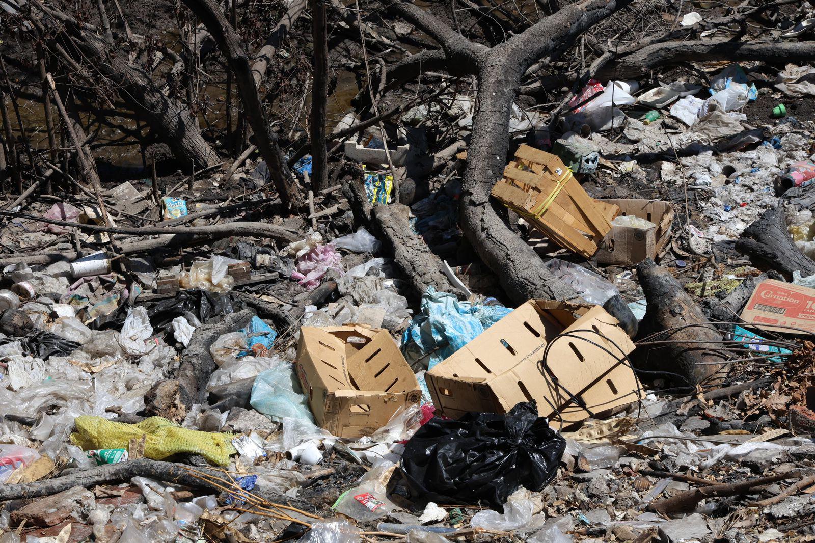 $!Basura y agua estancada afectan al Arroyo Jabalines y canales de Mazatlán
