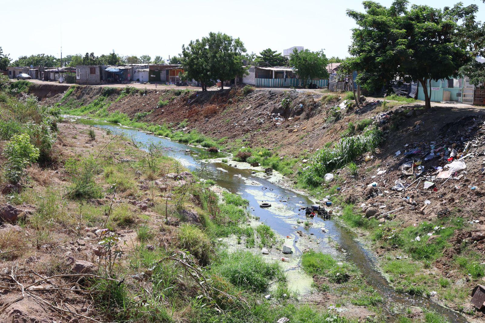 $!Basura y agua estancada afectan al Arroyo Jabalines y canales de Mazatlán