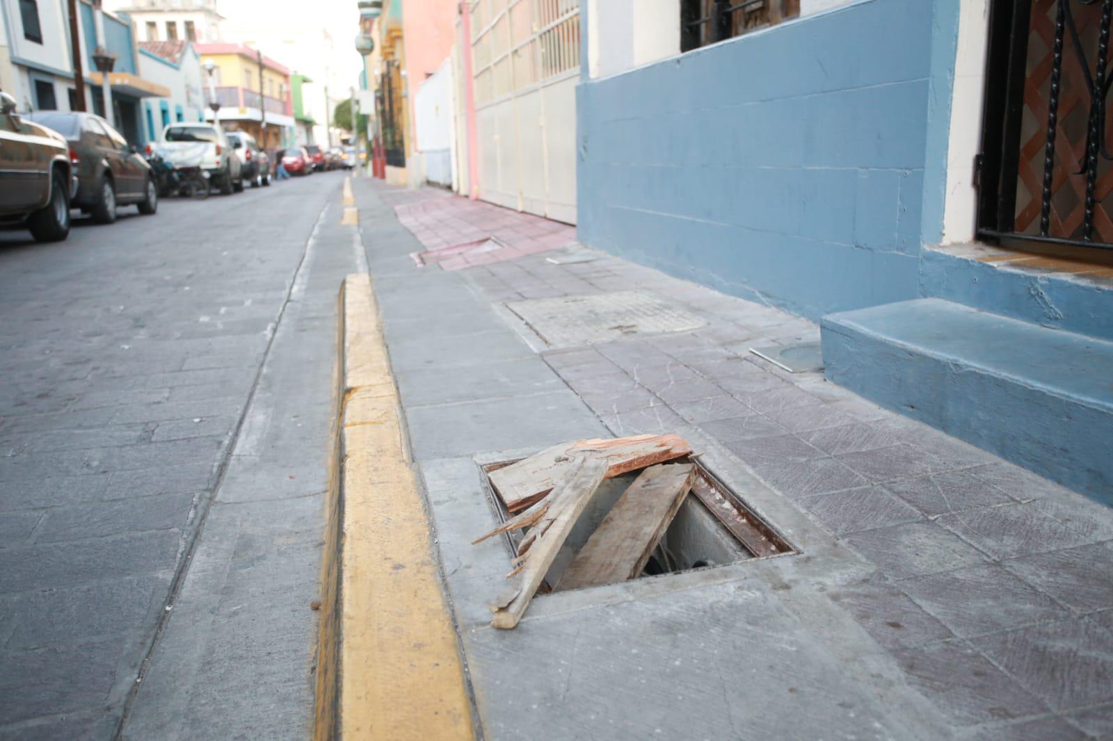 $!Con tabla intentaron tapar este otro registro en la banqueta de la calle Libertad, en el Centro Histórico.