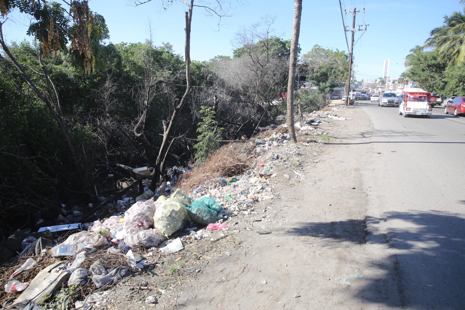 $!Continúa acumulación de basura, baches e invasión en el Estero del Infiernillo en Mazatlán