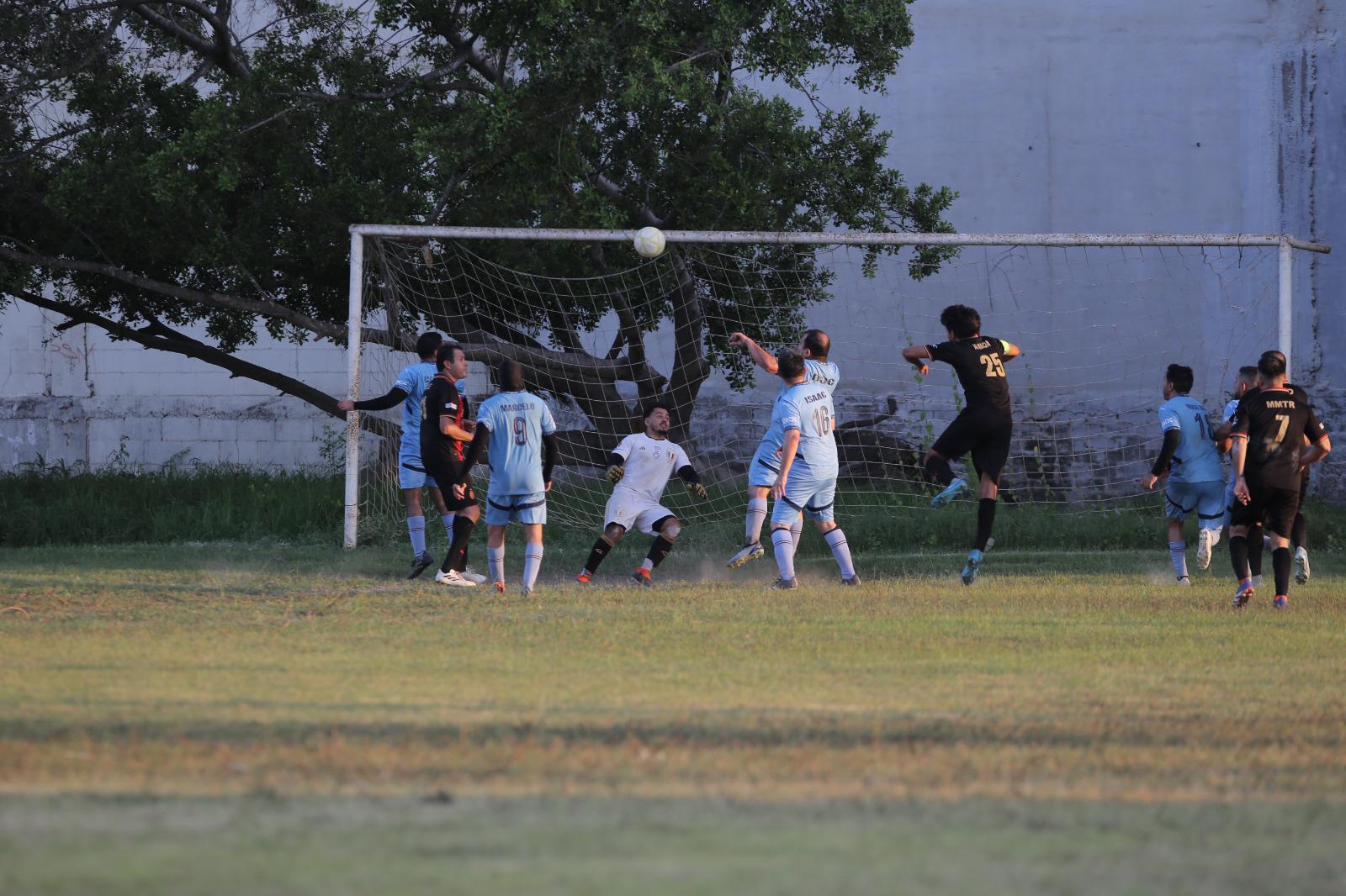 $!IMSS-Umepa se ciñe el campeonato de la Liga de Futbol Intermédicos