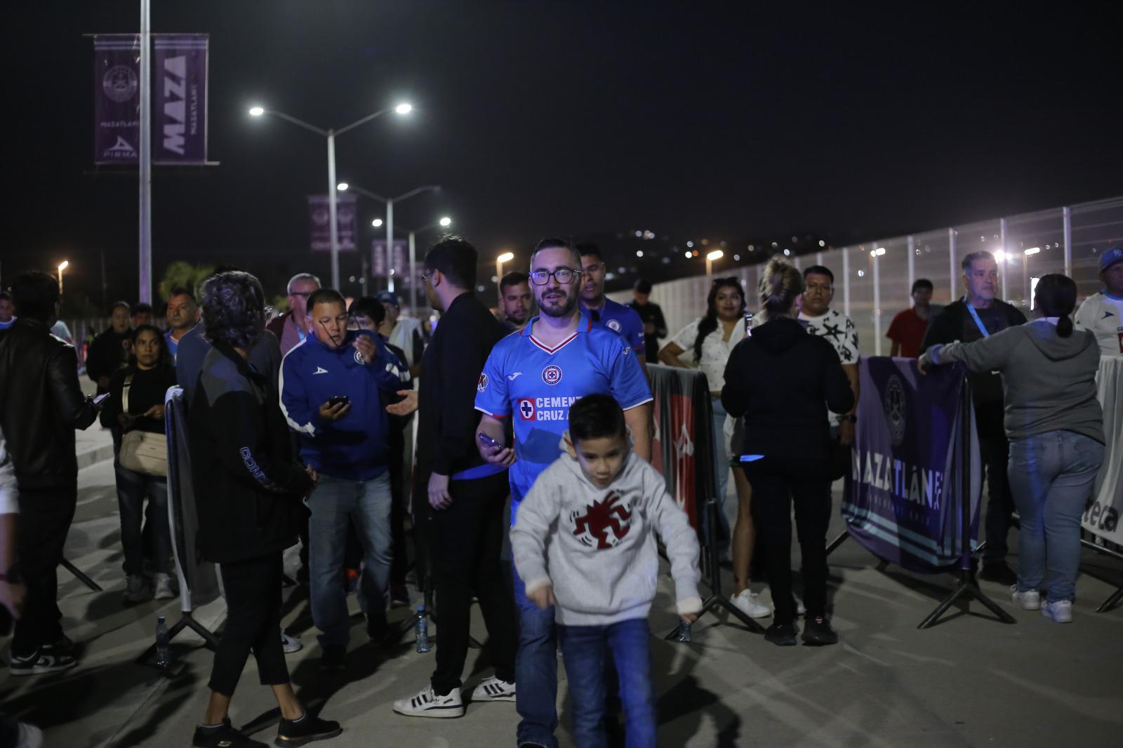 $!La hinchada se hace presente para el choque entre Mazatlán y Cruz Azul