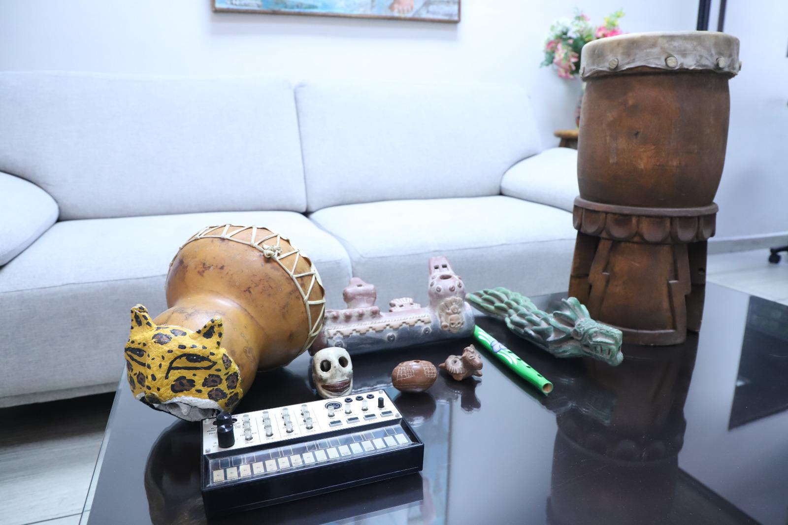 $!Estos son algunos de los instrumentos que utiliza el músico para crear sus sonidos.