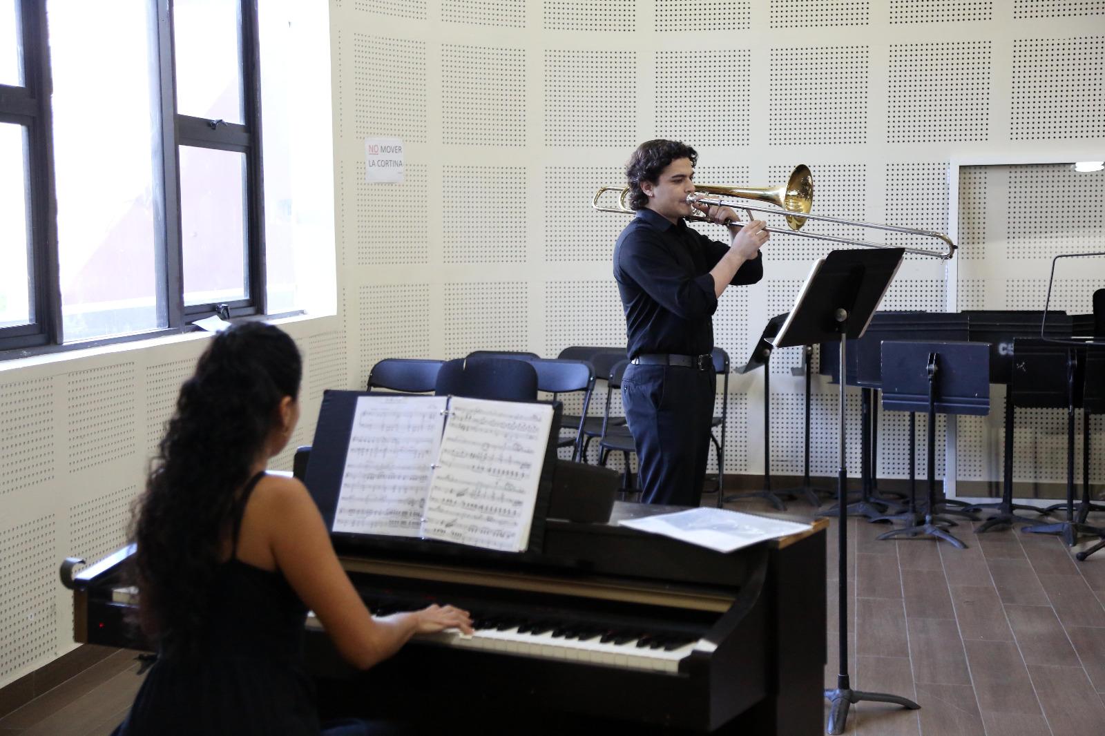 $!Participa como pianista acompañante la maestra Lilia Valdespino.