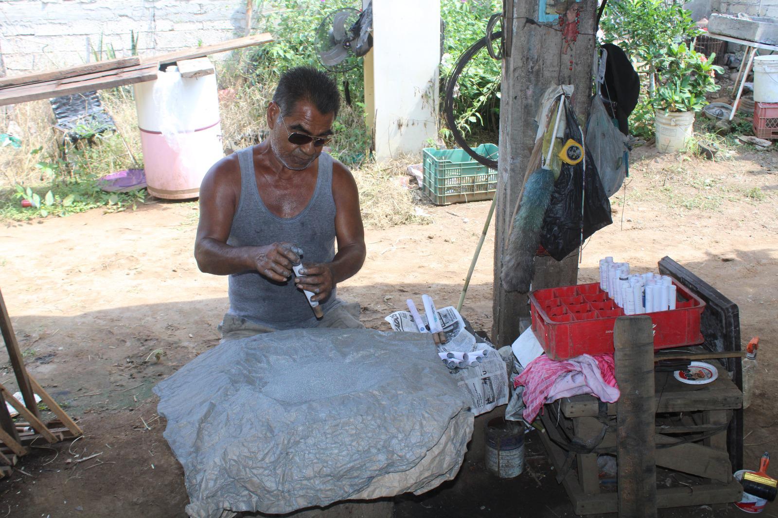 $!Heredan Ramón Santiago y Julio César el oficio artesanal de la pirotecnia en Rosario