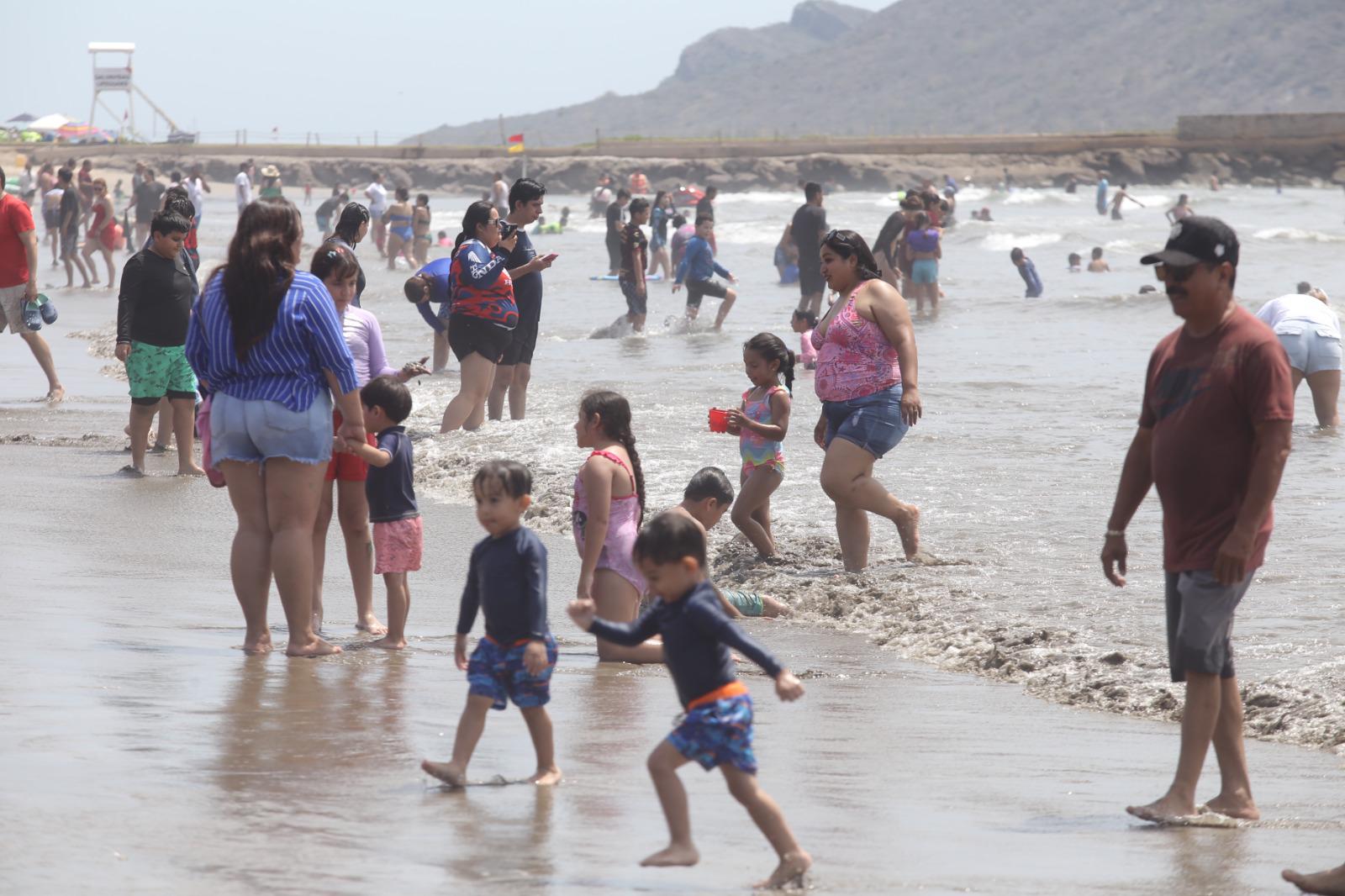 $!Playas de Mazatlán lucen abarrotadas en el Sábado de Gloria