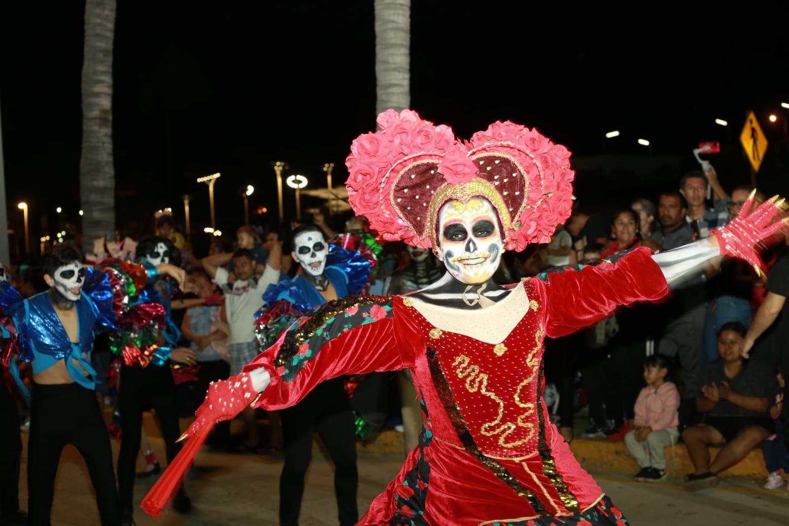 $!Disfrutan miles de personas del desfile del Día de Muertos en Mazatlán