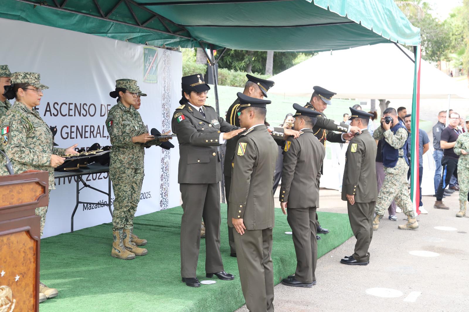 $!Entregan ascensos a personal de la Tercera Región Militar en Mazatlán