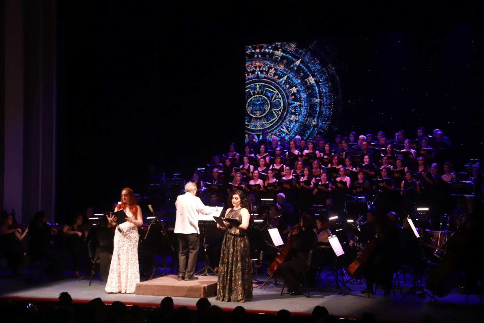 $!La soprano Wendy García y la mezzosoprano Rosa Ferreiro urante su interversión en la velada.