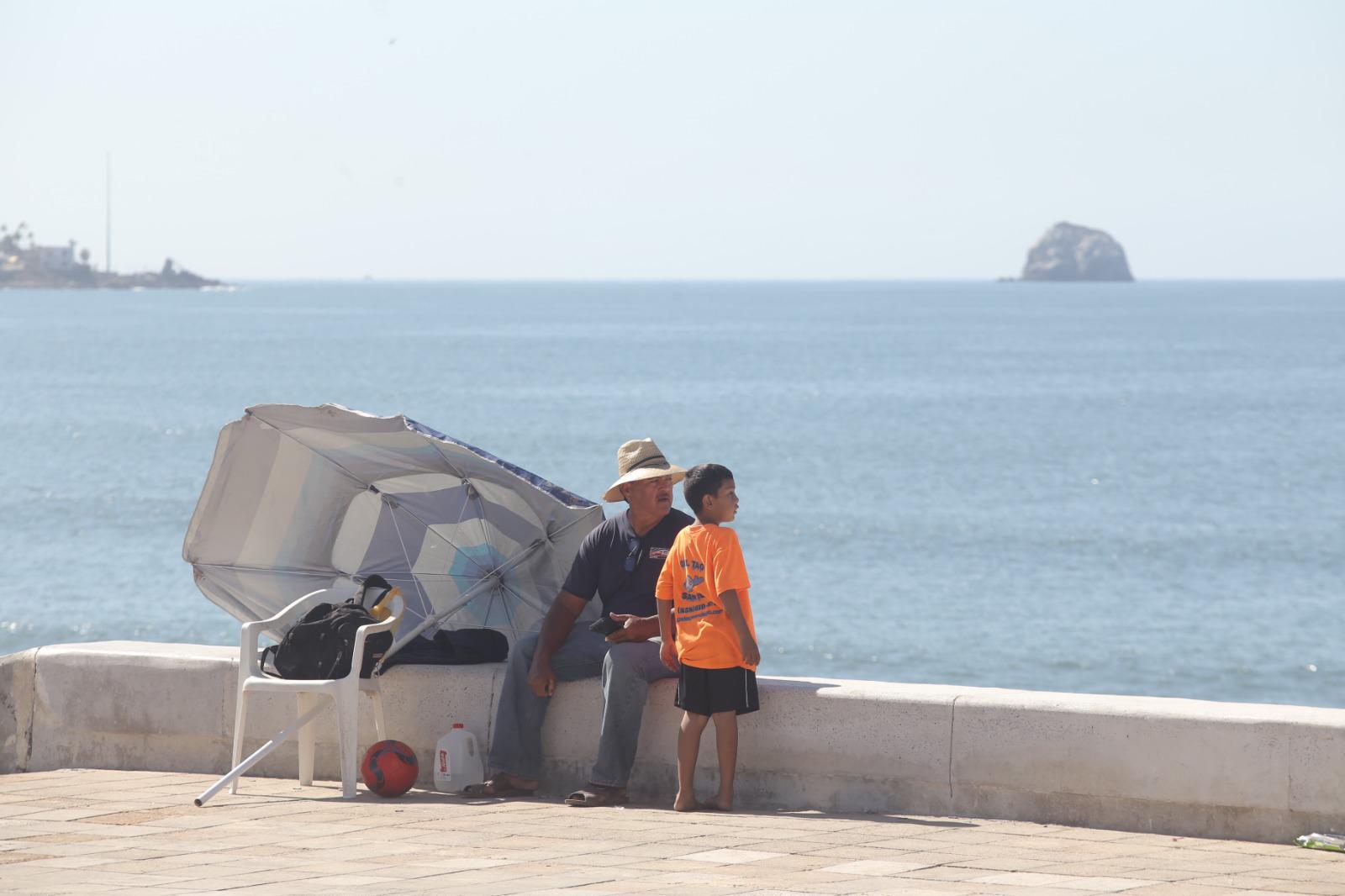 $!Aumentan personas que apartan su lugar en el malecón para el primer desfile del Carnaval