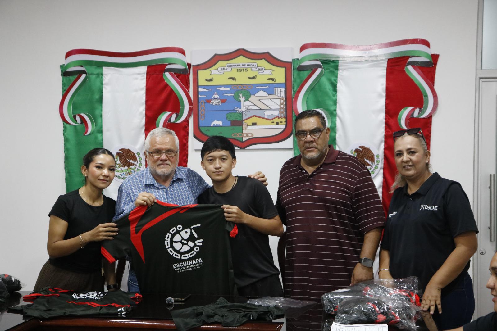$!Jóvenes escuinapenses reciben uniformes para competir en la Paralimpiada Estatal