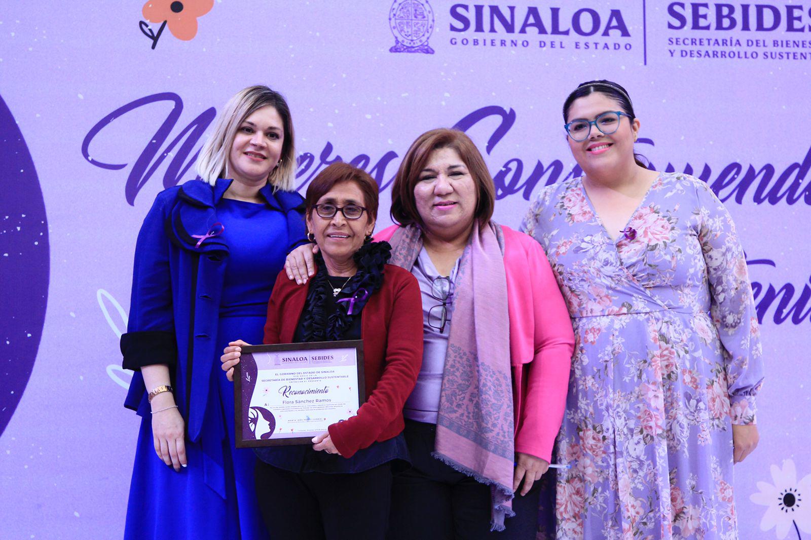 $!Reconocen a 12 mujeres por construir el bienestar en Sinaloa