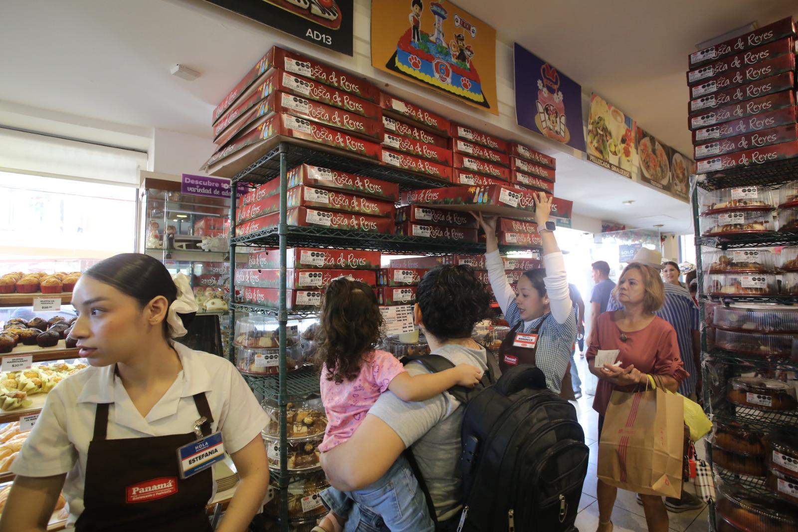 $!Mazatlecos cumplen con la tradición de adquirir la rosca de Reyes este 6 de enero